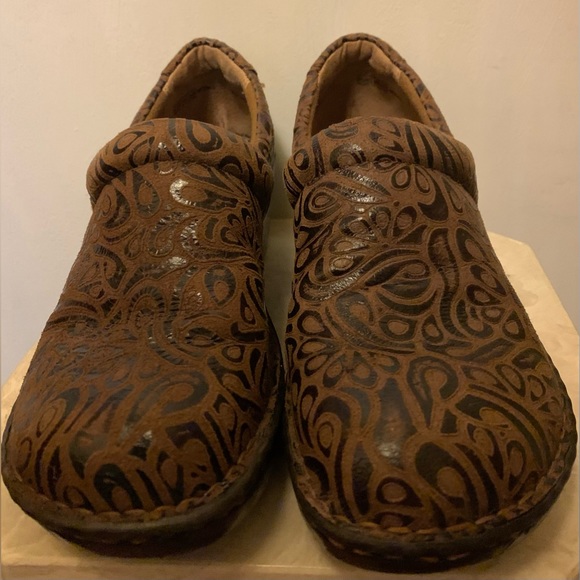 B.O.C BORN PEGGY Women’s Clogs Brown Tumbled Tooled Leather Slip On Shoe Size 9 - Picture 2 of 8